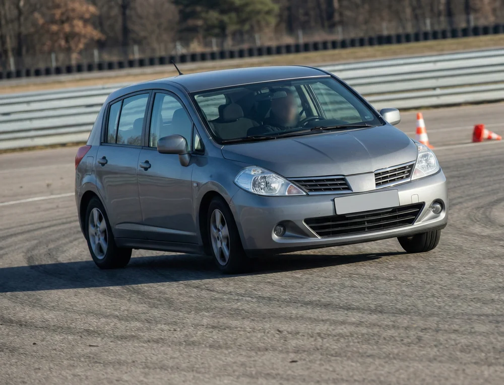 Auto rijdt veilig op het circuit tijdens de ANWB Winterbandentest 2025