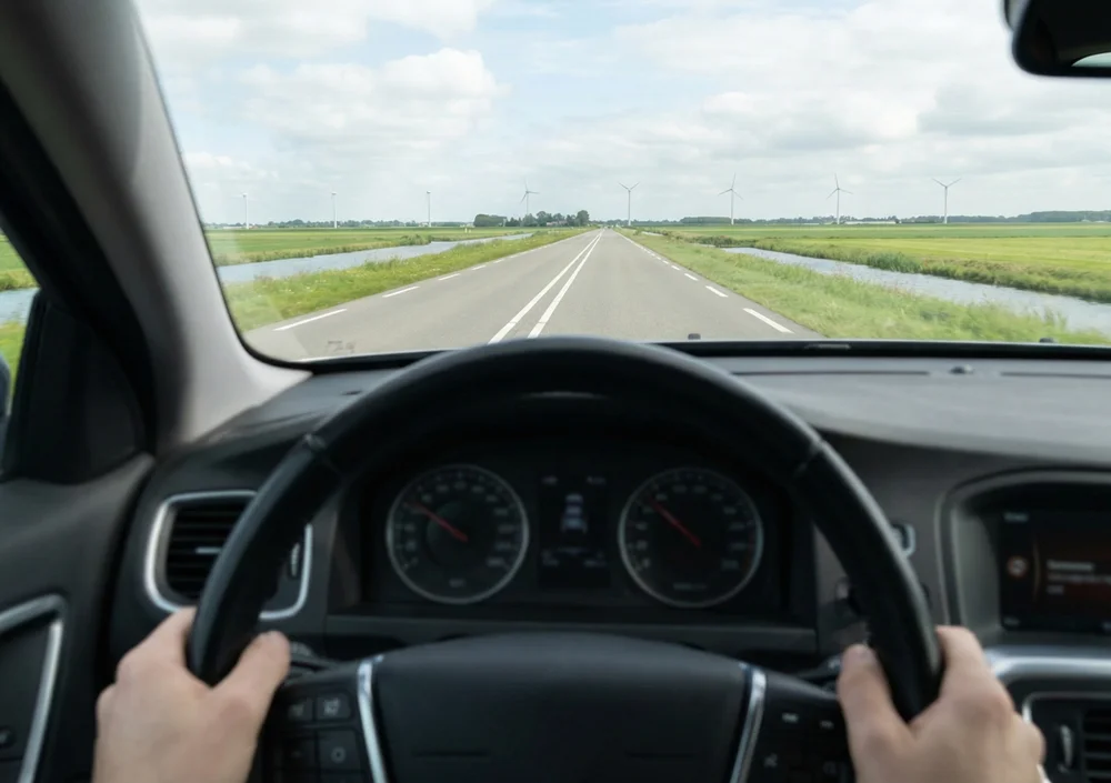 Een stabiele wegligging ervaren na het vakkundig auto uitlijnen bij onze garage