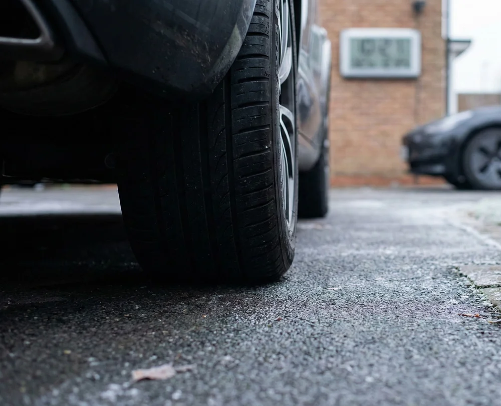 Zijaanzicht van autoband op nat wegdek klaar om te worden gewisseld