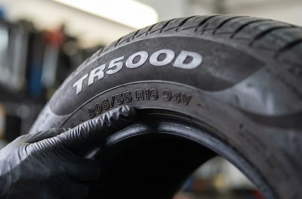 Close-up van een autoband met duidelijke bandenmaat op de zijwand