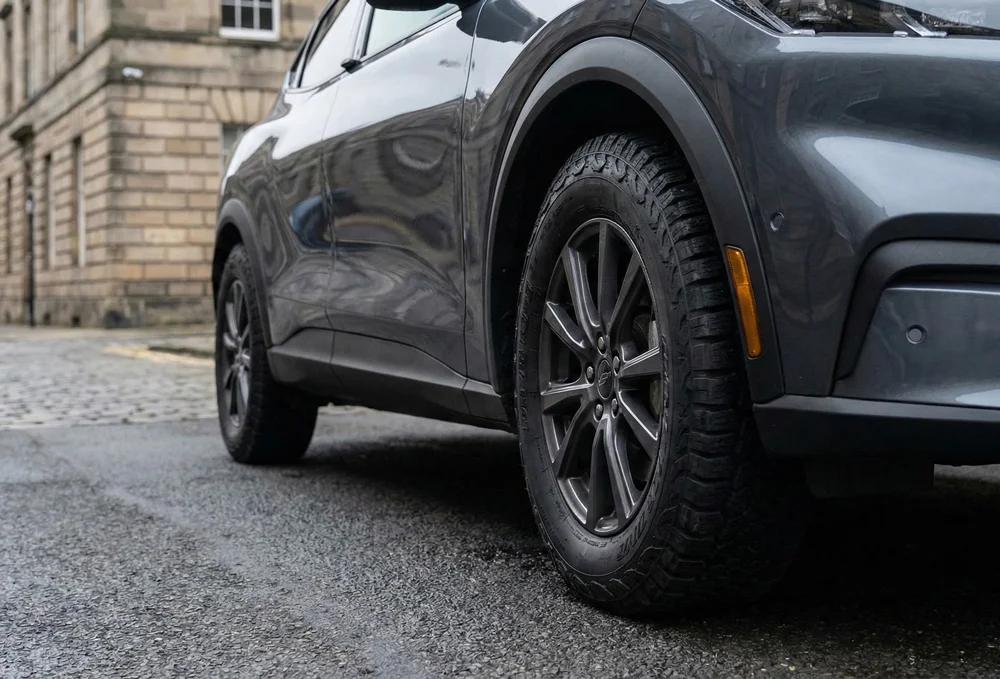 Zijaanzicht van een autoband met duidelijke bandenmarkeringen op de wang van de band