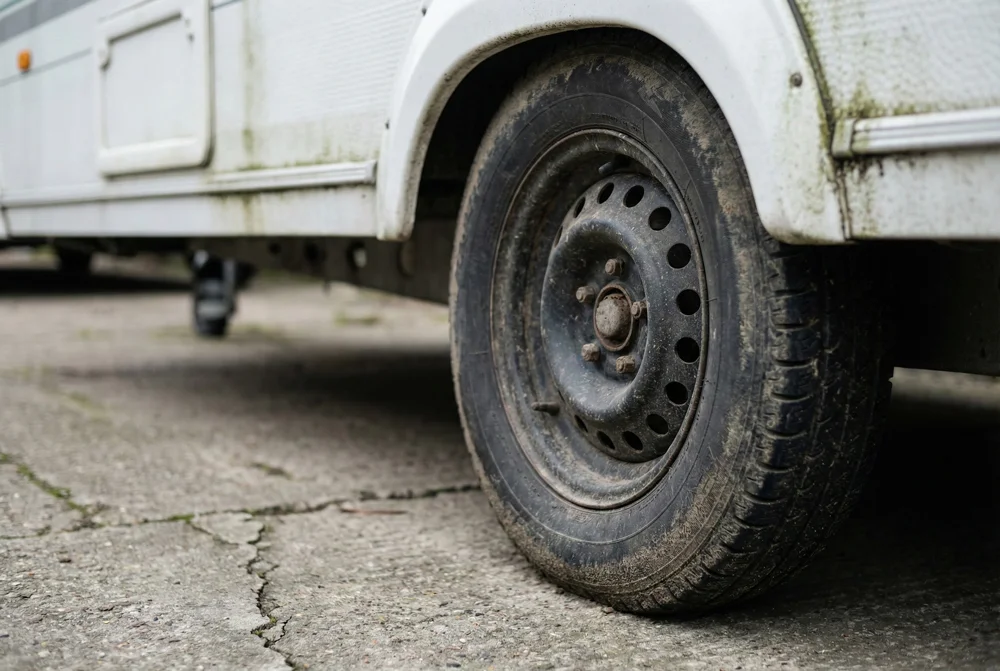 Close-up van een Caravan- en camperbanden met zichtbare profielgroeven op een betonnen ondergrond