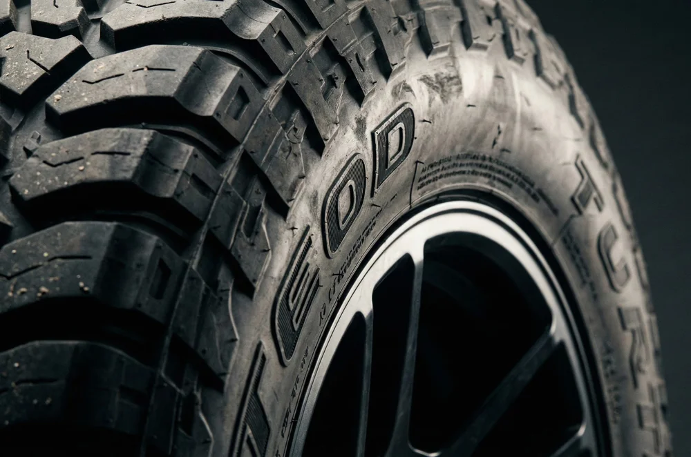 Close-up van het robuuste profiel en de wang van extra load banden voor zware belasting